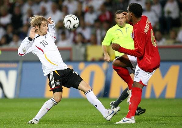 Aaron Hunt (Deutschland U21, li.) gegen Tom Huddlestone (England U21) Fußball Länderspiel Herren U 21 EM Qualifikation, Nationalteam, Nationaltrikot, Deutschland - England, Playoffs, Play Offs, Off Gruppe 2006 Leverkusen Kampf, Fußball Länderspiel Herren U 21 EM Qualifikation, Nationalteam, Nationaltrikot, Deutschland - England, Playoffs, Play Offs, Off Gruppe 2006 Leverkusen Kampf,