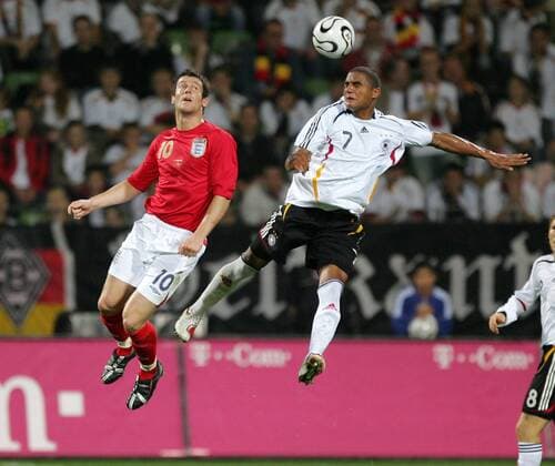 David Nugent (England U21, li.) gegen Kevin Prince Boateng (Deutschland U21) Fußball Länderspiel Herren U 21 EM Qualifikation 2006, Playoffs, Playoff, Play Offs, Off, Nationalmannschaft, Nationalteam Gruppe Leverkusen Dynamik, Höhe, Fußball Länderspiel Herren U 21 EM Qualifikation 2006, Playoffs, Playoff, Play Offs, Off, Nationalmannschaft, Nationalteam Gruppe Leverkusen Dynamik, Höhe,