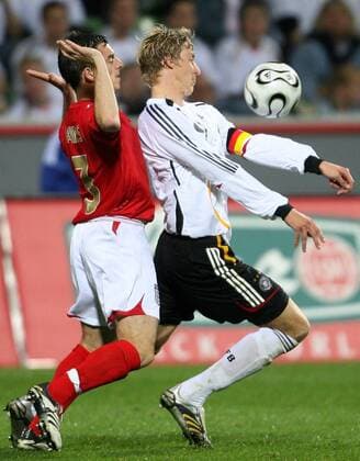 Stefan Kießling (Deutschland U21, re.) gegen Leighton Baines (England U21) Fußball Länderspiel Herren U 21 EM Qualifikation 2006, Playoffs, Playoff, Play Offs, Off, Nationalmannschaft, Nationalteam Gruppe Leverkusen Dynamik, Fußball Länderspiel Herren U 21 EM Qualifikation 2006, Playoffs, Playoff, Play Offs, Off, Nationalmannschaft, Nationalteam Gruppe Leverkusen Dynamik,