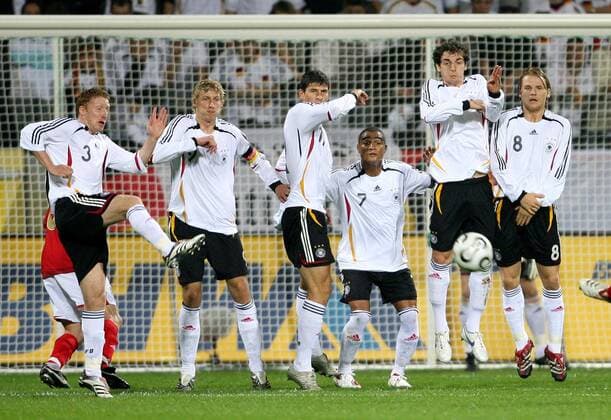 Abwehrmauer Deutschland U21, v. re.: Eugen Polanski, Roberto Hilbert, Kevin Prince Boateng, Mario Gomez, Stefan Kießling und Patrick Ochs Fußball Länderspiel Herren U 21 EM Qualifikation 2006, Playoffs, Playoff, Play Offs, Off, Nationalmannschaft, Nationalteam Gruppe Leverkusen Abwehr, Dynamik, Spannung, Fußball Länderspiel Herren U 21 EM Qualifikation 2006, Playoffs, Playoff, Play Offs, Off, Nationalmannschaft, Nationalteam Gruppe Leverkusen Abwehr, Dynamik, Spannung,