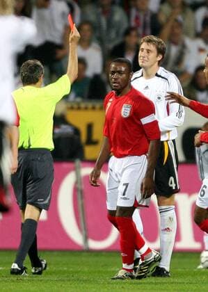 Markus Brzenska (Deutschland U21, re.) bekommt von Schiedsrichter Jaroslav Jara (Tschechien) die rote Karte gezeigt, Nigel Reo Coker (England U21) kann es nur recht sein Fußball Länderspiel Herren U 21 EM Qualifikation 2006, Playoffs, Playoff, Play Offs, Off, Nationalmannschaft, Nationalteam Gruppe Leverkusen Fußball Länderspiel Herren U 21 EM Qualifikation 2006, Playoffs, Playoff, Play Offs, Off, Nationalmannschaft, Nationalteam Gruppe Leverkusen