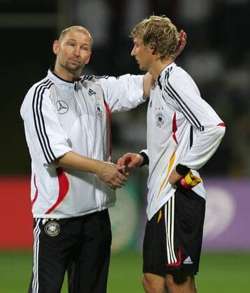 Bundestrainer Dieter Eilts (li.) tröstet Stefan Kießling (beide Deutschland U21) Fußball Länderspiel Herren U 21 EM Qualifikation 2006, Playoffs, Playoff, Play Offs, Off, Nationalteam Gruppe Leverkusen Enttäuschung, Fußball Länderspiel Herren U 21 EM Qualifikation 2006, Playoffs, Playoff, Play Offs, Off, Nationalteam Gruppe Leverkusen Enttäuschung,
