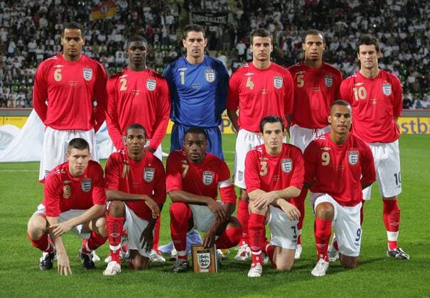 Mannschaftsbild England U21 hi.v.li.: Tom Huddlestone, Micah Richards, Torwart Scott Carson, Steven Taylor, Anton Ferdinand, David Nugent; vorn: James Milner, Ashley Young, Nigel Reo Coker, Leighton Baines und Gabriel Agbonlahor Fußball Länderspiel Herren U 21 EM Qualifikation 2006, Playoffs, Playoff, Play Offs, Off, England Totale Leverkusen Fußball Länderspiel Herren U 21 EM Qualifikation 2006, Playoffs, Playoff, Play Offs, Off, England Totale Leverkusen