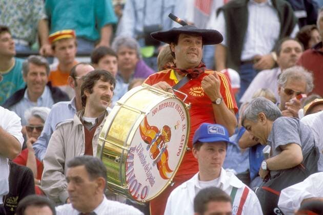Manolo, das spanische Das spanische Fanoriginal, sorgt mit seiner Trommel für Stimmung Fußball WM Herren Länderspiel 1990, Nationalmannschaft, Spanien Gruppe Udine Fußball WM Herren Länderspiel 1990, Nationalmannschaft, Spanien Gruppe Udine