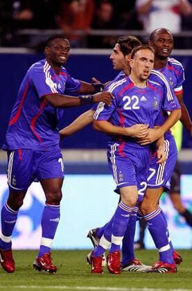 Torjubel Frankreich, v. li.: Louis Saha, Julien Escude, Franck Ribery und Patrick Vieira - xiTA (pan16656) Fußball Länderspiel Herren EM Qualifikation 2006, Nationalteam, Nationaltrikot Gruppe Sochaux Freude, Fußball Länderspiel Herren EM Qualifikation 2006, Nationalteam, Nationaltrikot Gruppe Sochaux Freude,  