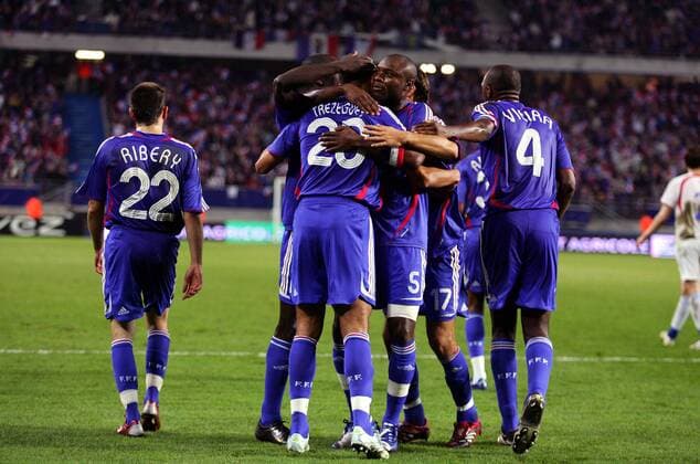 Torjubel Frankreich, v. li.: Franck Ribery, David Trezeguet, William Gallas und Patrick Vieira - xiTA (pan16658) Fußball Länderspiel Herren EM Qualifikation 2006, Nationalteam, Nationaltrikot Gruppe Sochaux Freude, Fußball Länderspiel Herren EM Qualifikation 2006, Nationalteam, Nationaltrikot Gruppe Sochaux Freude,  