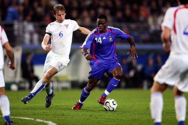Louis Saha (Frankreich, re.) gegen Rogvi Jacobsen (Färöer Inseln) - xiTA (pan16657) Fußball Länderspiel Herren EM Qualifikation 2006, Nationalteam, Nationaltrikot, Frankreich - Färöer Inseln 5:0 Gruppe Sochaux Dynamik, Fußball Länderspiel Herren EM Qualifikation 2006, Nationalteam, Nationaltrikot, Frankreich - Färöer Inseln 5:0 Gruppe Sochaux Dynamik,  