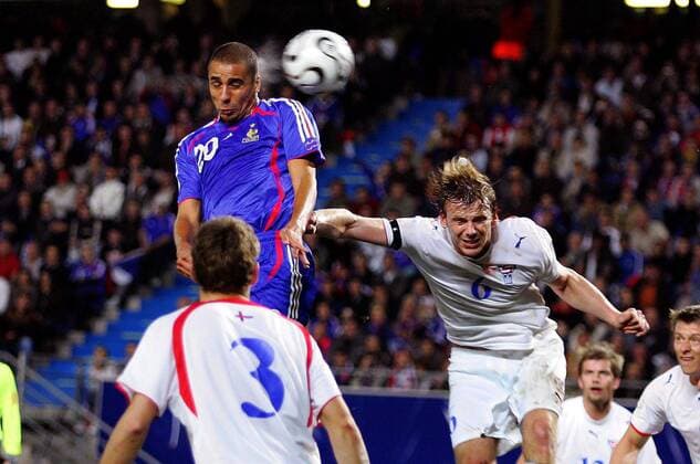 David Trezeguet (Frankreich, li.) gegen Rogvi Jacobsen (Färöer Inseln) - xiTA (pan16658) Fußball Länderspiel Herren EM Qualifikation 2006, Nationalteam, Nationaltrikot, Frankreich - Färöer Inseln 5:0 Gruppe Sochaux Dynamik, Fußball Länderspiel Herren EM Qualifikation 2006, Nationalteam, Nationaltrikot, Frankreich - Färöer Inseln 5:0 Gruppe Sochaux Dynamik,  