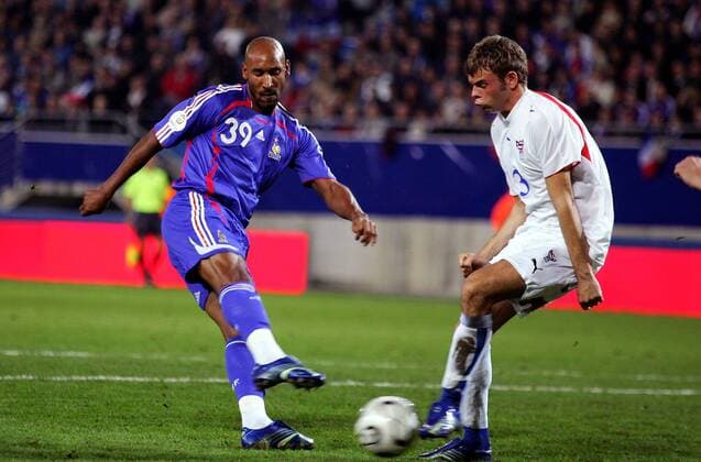 Nicolas Anelka (Frankreich, li.) gegen Vagnur Mortensen (Färöer Inseln) - xiTA (pan16658) Fußball Länderspiel Herren EM Qualifikation 2006, Nationalteam, Nationaltrikot, Frankreich - Färöer Inseln 5:0 Gruppe Sochaux Dynamik, Fußball Länderspiel Herren EM Qualifikation 2006, Nationalteam, Nationaltrikot, Frankreich - Färöer Inseln 5:0 Gruppe Sochaux Dynamik,  