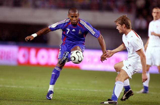 Florent Malouda (Frankreich, li.) gegen Kari Nielsen (Färöer Inseln) - xiTA (pan16658) Fußball Länderspiel Herren EM Qualifikation 2006, Nationalteam, Nationaltrikot, Frankreich - Färöer Inseln 5:0 Gruppe Sochaux Dynamik, Fußball Länderspiel Herren EM Qualifikation 2006, Nationalteam, Nationaltrikot, Frankreich - Färöer Inseln 5:0 Gruppe Sochaux Dynamik,  