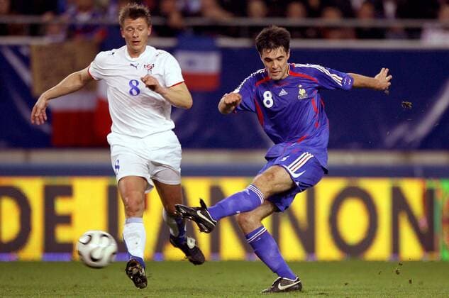 Jeremy Toulalan (Frankreich, re.) gegen Mikkjal Thomassen (Färöer Inseln) - xiTA (pan16658) Fußball Länderspiel Herren EM Qualifikation 2006, Nationalteam, Nationaltrikot, Frankreich - Färöer Inseln 5:0 Gruppe Sochaux Dynamik, Fußball Länderspiel Herren EM Qualifikation 2006, Nationalteam, Nationaltrikot, Frankreich - Färöer Inseln 5:0 Gruppe Sochaux Dynamik,  
