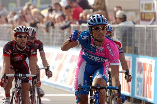 Daniele Bennati (Italien Lampre, re.) gewinnt den Giro del Piemonte 2006 und jubelt im Ziel -  Radsport Herren Giro del Piemonte 2006, Straßenradsport, Straße, Rad Gruppe Asti - Alba Freude, Radsport Herren Giro del Piemonte 2006, Straßenradsport, Straße, Rad Gruppe Asti - Alba Freude,
