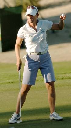 Annika Sörenstam (Schweden) präsentiert den Ball nach erfolgreichem Put -  (pal2006101217) Golf WM Damen Samsung World Championship 2006, LPGA Tour, Einzelbild Palm Desert Golf WM Damen Samsung World Championship 2006, LPGA Tour, Einzelbild Palm Desert