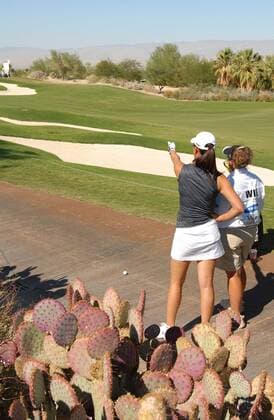 Michelle Wie (USA) bereitet nach einem Fehlschlag zusammen mit ihrem Caddy den nächsten Versuch vor -  (pal2006101222) Golf WM Damen Samsung World Championship 2006, LPGA Tour, Totale Palm Desert Golf WM Damen Samsung World Championship 2006, LPGA Tour, Totale Palm Desert