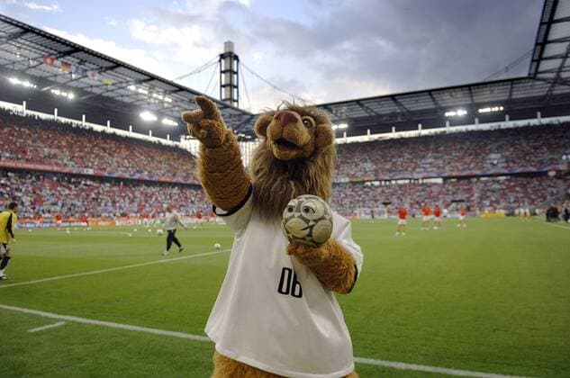 Maskottchen Goleo VI und sein Freund Pille im FIFA WM Stadion in Köln Fußball WM Herren WM 2006, Länderspiel, Achtelfinale Einzelbild Köln Fußball WM Herren WM 2006, Länderspiel, Achtelfinale Einzelbild Köln