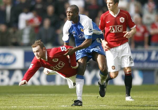 Wayne Rooney (Manchester United, li.) gegen Emmerson Boyce (Wigan) - EDITORIAL USE ONLY. No use with unauthorised audio, video, data, fixture lists, club league logos or live services. Online in-match use limited to 120 images, no video emulation. No use in betting, games or single club league player publications. Fußball Herren English Premier League 2006 2007, 1. Englische Liga, Wigan Athletic - Manchester United 1:3, ManU Gruppe Wigan Dynamik, Fußball Herren English Premier League 2006 2007, 1. Englische Liga, Wigan Athletic - Manchester United 1:3, ManU Gruppe Wigan Dynamik,