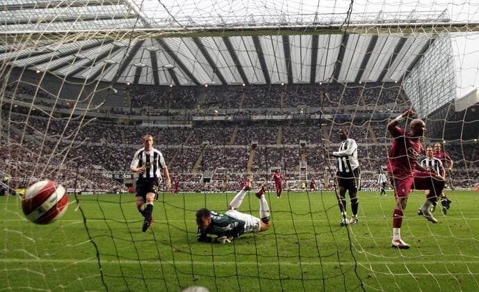 El Hadji Diouf (Bolton, re.) erzielt das 1:1, Torwart Steve Harper (Newcastle) ist geschlagen - Fußball Herren English Premier League 2006 2007, 1. Englische Liga, Newcastle United - Bolton Wanderers 1:2, Keeper Totale St. James Park Newcastle Begeisterung, Freude, Fußball Herren English Premier League 2006 2007, 1. Englische Liga, Newcastle United - Bolton Wanderers 1:2, Keeper Totale St. James Park Newcastle Begeisterung, Freude,