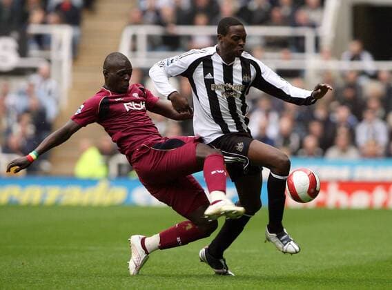 Shola Ameobi (Newcastle, re.) gegen Abdoulaye Diagne Faye (Bolton) -  Fußball Herren English Premier League 2006 2007, 1. Englische Liga, Newcastle United - Bolton Wanderers 1:2 Gruppe Newcastle Dynamik, Fußball Herren English Premier League 2006 2007, 1. Englische Liga, Newcastle United - Bolton Wanderers 1:2 Gruppe Newcastle Dynamik,