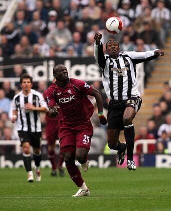 Shola Ameobi (Newcastle, re.) gegen Abdoulaye Diagne Faye (Bolton) -  Fußball Herren English Premier League 2006 2007, 1. Englische Liga, Newcastle United - Bolton Wanderers 1:2 Gruppe Newcastle Dynamik, Fußball Herren English Premier League 2006 2007, 1. Englische Liga, Newcastle United - Bolton Wanderers 1:2 Gruppe Newcastle Dynamik,
