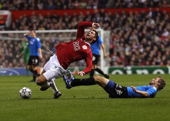 Cristiano Ronaldo (Manchester United, li.) wird von Michael Silberbauer (FC Kopenhagen) gefoult -  Fußball EC 1 Herren Champions League 2006 2007, Manchester United - FC Kopenhagen, ManU Gruppe Manchester Dynamik, Kampf, Fußball EC 1 Herren Champions League 2006 2007, Manchester United - FC Kopenhagen, ManU Gruppe Manchester Dynamik, Kampf,