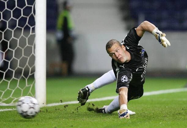 Torwart Sascha Kirschstein (HSV) streckt sich vergeblich nach dem Ball Fußball EC 1 Herren Champions League 2006 2007, Hamburger SV, Hamburg Einzelbild Porto Dynamik, Fußball EC 1 Herren Champions League 2006 2007, Hamburger SV, Hamburg Einzelbild Porto Dynamik,