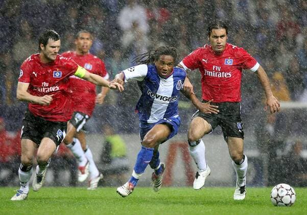 Im strömenden Regen - Anderson (Porto, Mitte) gegen Raphael Wicky (li.) und Mehdi Mahdavikia (beide HSV) Fußball EC 1 Herren Champions League 2006 2007, FC Porto - Hamburger SV 4:1, Hamburg Gruppe Porto Dynamik, Fußball EC 1 Herren Champions League 2006 2007, FC Porto - Hamburger SV 4:1, Hamburg Gruppe Porto Dynamik,