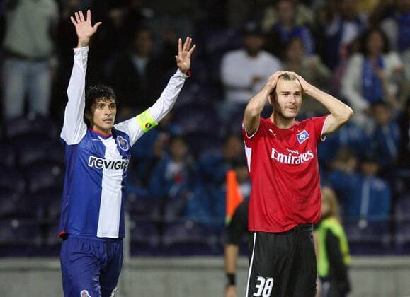 Lucho Gonzalez (Porto, li.) protestiert neben dem entsetzten Danijel Ljuboja (HSV) Fußball EC 1 Herren Champions League 2006 2007, FC Porto - Hamburger SV 4:1, Hamburg Gruppe Porto Verzweiflung, Enttäuschung Fußball EC 1 Herren Champions League 2006 2007, FC Porto - Hamburger SV 4:1, Hamburg Gruppe Porto Verzweiflung, Enttäuschung