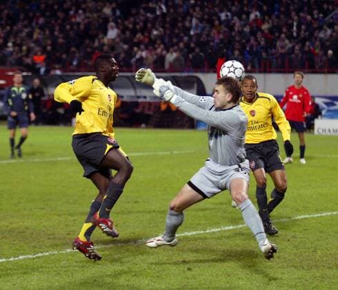 Torwart Igor Akinfeev (ZSKA Moskau, Mitte) greift gegen Kolo Toure (li.) daneben, dahinter: Gilberto Silva (beide Arsenal) -  Fußball EC 1 Herren Champions League 2006 2007, ZSKA Moskau - Arsenal FC London 1:0 Gruppe Moskau Dynamik, Fußball EC 1 Herren Champions League 2006 2007, ZSKA Moskau - Arsenal FC London 1:0 Gruppe Moskau Dynamik,
