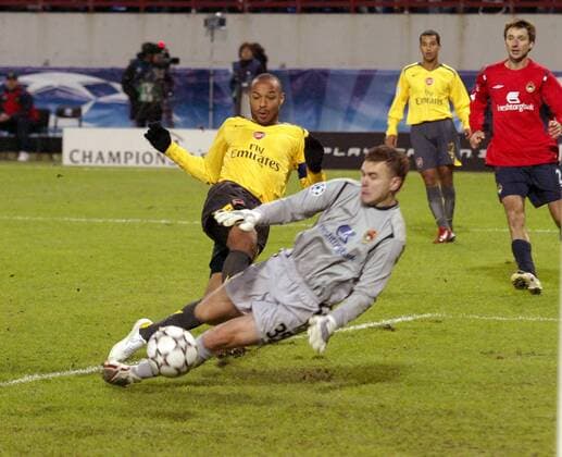 Torwart Igor Akinfeev (ZSKA Moskau, Mitte) gegen Thierry Henry (Arsenal) -  Fußball EC 1 Herren Champions League 2006 2007, ZSKA Moskau - Arsenal FC London 1:0 Gruppe Moskau Dynamik, Fußball EC 1 Herren Champions League 2006 2007, ZSKA Moskau - Arsenal FC London 1:0 Gruppe Moskau Dynamik,