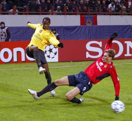 Justin Hoyte (Arsenal, li.) flankt gegen Alexei Berezutskiy (ZSKA Moskau) -  Fußball EC 1 Herren Champions League 2006 2007, ZSKA Moskau - Arsenal FC London 1:0 Gruppe Moskau Dynamik, Fußball EC 1 Herren Champions League 2006 2007, ZSKA Moskau - Arsenal FC London 1:0 Gruppe Moskau Dynamik,