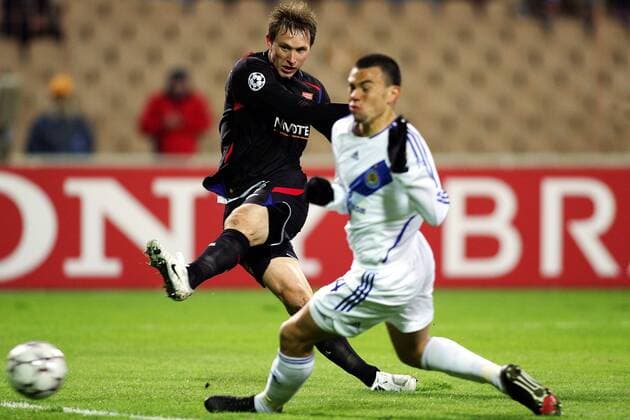 Kim Källström (Lyon, li.) zieht ab -  (pan16763) Fußball EC 1 Herren Champions League 2006 2007, Dynamo Kiew - Olympique Lyonnais 0:3, OL, Dinamo Gruppe Kiew Dynamik, Fußball EC 1 Herren Champions League 2006 2007, Dynamo Kiew - Olympique Lyonnais 0:3, OL, Dinamo Gruppe Kiew Dynamik,  