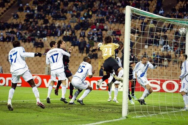 Torwart Taras Lutsenko (Kiew) hat keine Chance gegen den Kopfball von Florent Malouda (Lyon, 4.v.re.) -  (pan16763) Fußball EC 1 Herren Champions League 2006 2007, Dynamo Kiew - Olympique Lyonnais 0:3, OL, Dinamo Gruppe Kiew Fußball EC 1 Herren Champions League 2006 2007, Dynamo Kiew - Olympique Lyonnais 0:3, OL, Dinamo Gruppe Kiew  