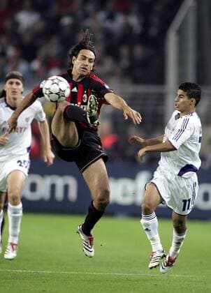 Alessandro Nesta (Milan, Mitte) gegen Mbark Boussoufa (Anderlecht) -  Fußball EC 1 Herren Champions League 2006 2007, RSC Anderlecht - AC Mailand 0:1 Gruppe Brüssel Dynamik, Kampf, Fußball EC 1 Herren Champions League 2006 2007, RSC Anderlecht - AC Mailand 0:1 Gruppe Brüssel Dynamik, Kampf,