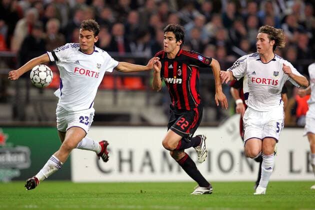 Kaka (Milan, Mitte) gegen Roland Juhasz (li.) und Lucas Biglia (beide Anderlecht) -  (pan16766) Fußball EC 1 Herren Champions League 2006 2007, RSC Anderlecht - AC Mailand 0:1 Gruppe Brüssel Dynamik, Fußball EC 1 Herren Champions League 2006 2007, RSC Anderlecht - AC Mailand 0:1 Gruppe Brüssel Dynamik,  