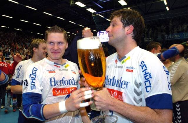 Sebastian Preiß (li.) und Daniel Stephan (beide Lemgo) begießen mit einem riesigen Glas Bier den Sieg im EHF Cup 2005 2006 Handball EC 3 Herren EHF Cup 2005 2006, Pokal, Europapokal, Europacup, Finale, Endspiel, Pokalfinale, Pokalendspiel, Vdig Gruppe Lemgo Freude, Handball EC 3 Herren EHF Cup 2005 2006, Pokal, Europapokal, Europacup, Finale, Endspiel, Pokalfinale, Pokalendspiel, Vdig Gruppe Lemgo Freude,