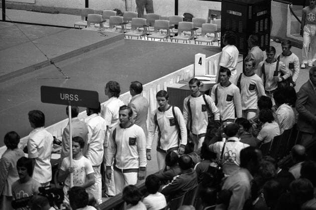 Einmarsch der Riege aus der Sowjetunion mit Nikolai Andrianov, Wladimir Markelow, Alexander Ditjatin, Gennadi Kryssin, Wladimir Martschenko und Wladimir Tichonow Turnen OS Sommer Herren Olympische Spiele 1976, Sommerspiele, Kunstturnen, Geräteturnen Totale Gennadii, Gennadij, Martchenko, Martshenko Montreal Turnen OS Sommer Herren Olympische Spiele 1976, Sommerspiele, Kunstturnen, Geräteturnen Totale Gennadii, Gennadij, Martchenko, Martshenko Montreal
