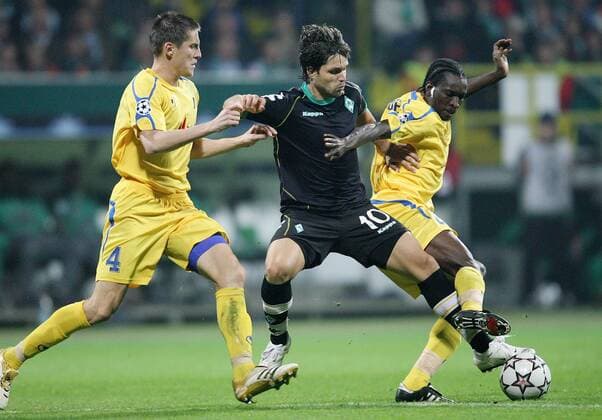 Diego (Bremen, Mitte) gegen Richard Eromoigbe (re.) und Igor Tomasic (beide Levski Sofia) Fußball EC 1 Herren Champions League 2006 2007, SV Werder Bremen - PFK Levski Sofia 2:0 Gruppe Bremen Dynamik, Fußball EC 1 Herren Champions League 2006 2007, SV Werder Bremen - PFK Levski Sofia 2:0 Gruppe Bremen Dynamik,
