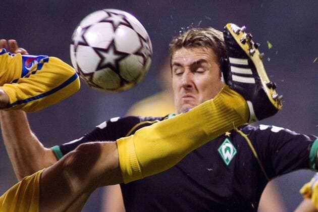 Miroslav Klose (Bremen) sieht sich dem gestreckten Bein eines Gegenspielers gegenüber Fußball EC 1 Herren Champions League 2006 2007, SV Werder Bremen - PFK Levski Sofia 2:0 Einzelbild Bremen Kampf, Fußball EC 1 Herren Champions League 2006 2007, SV Werder Bremen - PFK Levski Sofia 2:0 Einzelbild Bremen Kampf,