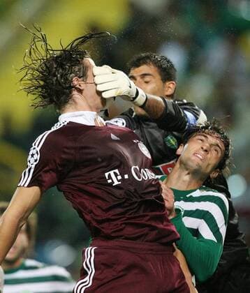 Daniel van Buyten (Bayern, li.) gegen Tonel und Torwart Ricardo (beide Sporting Lissabon) Fußball EC 1 Herren Champions League 2006 2007, Sporting Lissabon - FC Bayern München 0:1 Gruppe Lissabon Dynamik, Kampf, Fußball EC 1 Herren Champions League 2006 2007, Sporting Lissabon - FC Bayern München 0:1 Gruppe Lissabon Dynamik, Kampf,