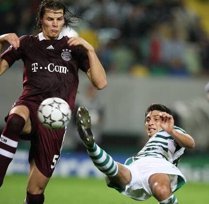 Daniel van Buyten (Bayern, li.) gegen Carlos Bueno (Sporting Lissabon) Fußball EC 1 Herren Champions League 2006 2007, Sporting Lissabon - FC Bayern München 0:1 Gruppe Lissabon Dynamik, Fußball EC 1 Herren Champions League 2006 2007, Sporting Lissabon - FC Bayern München 0:1 Gruppe Lissabon Dynamik,