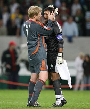 Torwart Oliver Kahn (Bayern, li.) tröstet seinen Torwartkollegen Ricardo (Sporting Lissabon) Fußball EC 1 Herren Champions League 2006 2007, Sporting Lissabon - FC Bayern München 0:1 Gruppe Lissabon Kameradschaft, Fußball EC 1 Herren Champions League 2006 2007, Sporting Lissabon - FC Bayern München 0:1 Gruppe Lissabon Kameradschaft,