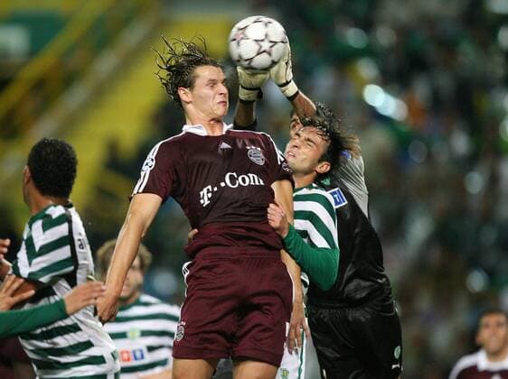 Daniel van Buyten (Bayern, li.) gegen Tonel und Torwart Ricardo (beide Sporting Lissabon) Fußball EC 1 Herren Champions League 2006 2007, Sporting Lissabon - FC Bayern München 0:1 Gruppe Lissabon Dynamik, Kampf, Abwehr, Fußball EC 1 Herren Champions League 2006 2007, Sporting Lissabon - FC Bayern München 0:1 Gruppe Lissabon Dynamik, Kampf, Abwehr,