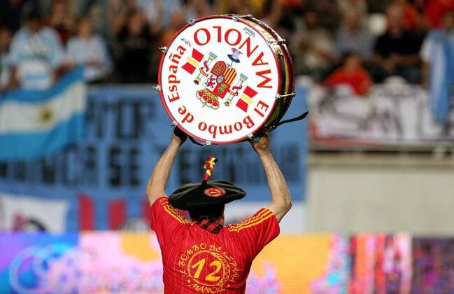 Das spanische Fanoriginal Manolo präsentiert seine Trommel, mit dem Schriftzug - El Bombo de Espana - Die Pauke aus Spanien - (pan16679) Fußball Länderspiel Herren Freundschaftsspiel 2006, Test, Testspiel, Nationalteam, Spanien, Vdig Einzelbild Murcia Fußball Länderspiel Herren Freundschaftsspiel 2006, Test, Testspiel, Nationalteam, Spanien, Vdig Einzelbild Murcia