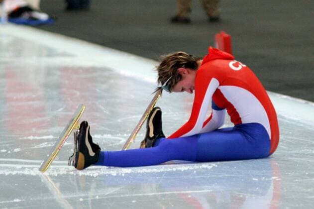 Martina Sablikova (Tschechien) sitzt nach ihrem Sturz enttäuscht auf dem Eis Eisschnellauf WM Damen Junioren Weltmeisterschaft 2006, 3000m, 3000 m, Meter, Einzelbild Erfurt Enttäuschung, Verzweiflung, Erschöpfung, Eisschnellauf WM Damen Junioren Weltmeisterschaft 2006, 3000m, 3000 m, Meter, Einzelbild Erfurt Enttäuschung, Verzweiflung, Erschöpfung,