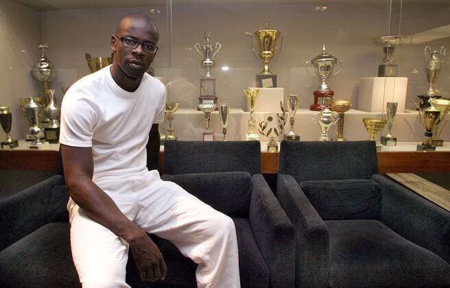 Lilian Thuram (FC Barcelona) besichtigt die Trophäensammlung seines neuen Vereins -  (pan16802) Fußball Herren Primera Division 2006 2007, 1. Spanische Liga, Barca, Shooting, Vereinsstory, Stadionstory Fotostory Einzelbild Nou Camp, innen, Innenbereich Barcelona o0 Aufmacher Fußball Herren Primera Division 2006 2007, 1. Spanische Liga, Barca, Shooting, Vereinsstory, Stadionstory Fotostory Einzelbild Nou Camp, innen, Innenbereich Barcelona o0 Aufmacher  