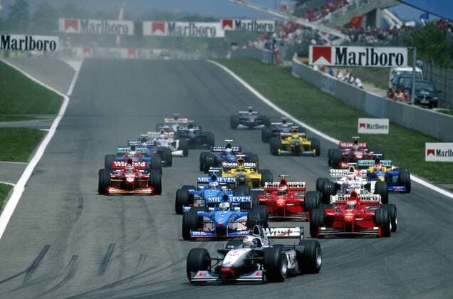 Start GP von Spanien 1998: David Coulthard (Schottland McLaren Mercedes, vorn) biegt als Zweiter in die erste Kurve Motorsport Grand Prix Herren Großer Preis von Spanien 1998, Formel 1 Weltmeisterschaft, F1, F, GP, WM Totale Circuit de Catalunya Barcelona Motorsport Grand Prix Herren Großer Preis von Spanien 1998, Formel 1 Weltmeisterschaft, F1, F, GP, WM Totale Circuit de Catalunya Barcelona
