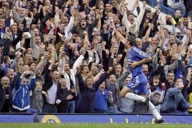 Andriy Shevchenko (Chelsea) läuft nach seinen Tor zu den Fans - EDITORIAL USE ONLY. No use with unauthorised audio, video, data, fixture lists, club league logos or live services. Online in-match use limited to 120 images, no video emulation. No use in betting, games or single club league player publications. Fußball Herren English Premier League 2006 2007, 1. Englische Liga, Chelsea FC London Totale London Begeisterung, Freude, Fußball Herren English Premier League 2006 2007, 1. Englische Liga, Chelsea FC London Totale London Begeisterung, Freude,
