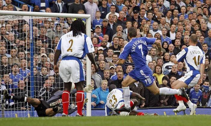 Andriy Shevchenko (Chelsea, 2.v.re.) trifft zum 1:0, Torwart David James (li.), Linvoy Primus (2.v.li.) und Matthew Taylor (alle Portsmouth) können das Tor nicht verhindern - EDITORIAL USE ONLY. No use with unauthorised audio, video, data, fixture lists, club league logos or live services. Online in-match use limited to 120 images, no video emulation. No use in betting, games or single club league player publications. Fußball Herren English Premier League 2006 2007, 1. Englische Liga, Chelsea FC London - FC Portsmouth 2:1 Gruppe London Dynamik, Fußball Herren English Premier League 2006 2007, 1. Englische Liga, Chelsea FC London - FC Portsmouth 2:1 Gruppe London Dynamik,