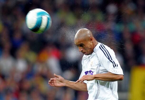 Roberto Carlos (Real Madrid) - Kopfball -  Fußball Herren Primera Division 2006 2007, 1. Spanische Liga, Real Madrid CF Einzelbild Madrid Glück, Fußball Herren Primera Division 2006 2007, 1. Spanische Liga, Real Madrid CF Einzelbild Madrid Glück,