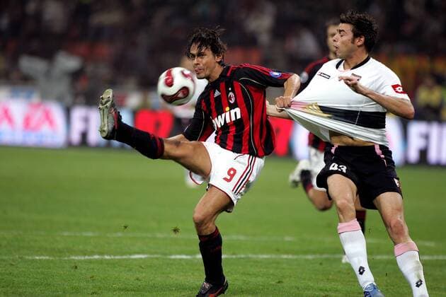 Filippo Inzaghi (Milan, li.) gegen Andrea Barzagli (Palermo) - Fußball Herren Serie A 2006 2007, 1. Italienische Liga, AC Mailand - US Palermo Calcio 0:2 Gruppe Mailand Dynamik, Fußball Herren Serie A 2006 2007, 1. Italienische Liga, AC Mailand - US Palermo Calcio 0:2 Gruppe Mailand Dynamik,